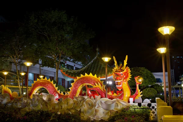 Čínský Nový rok 2012 drak socha na mostě — Stock fotografie