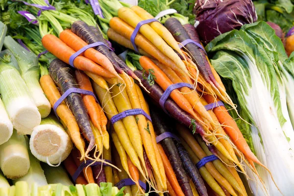 Morcovi crescuți organic și legume — Fotografie, imagine de stoc