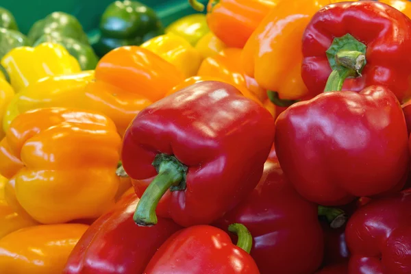 Červené žluté a zelené papriky — Stock fotografie