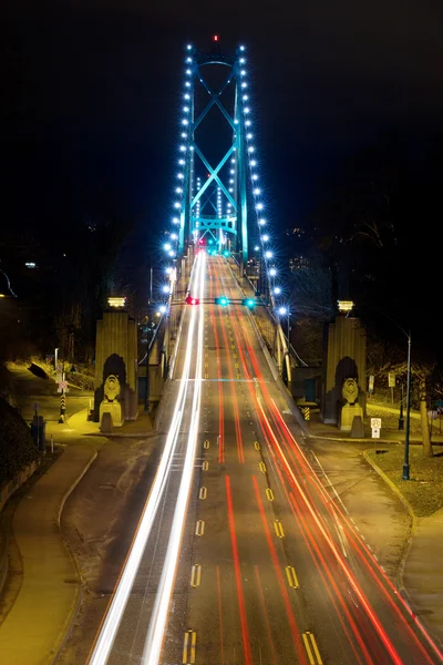 Işık lions gate köprüsü üzerinde gece yollar. — Stok fotoğraf