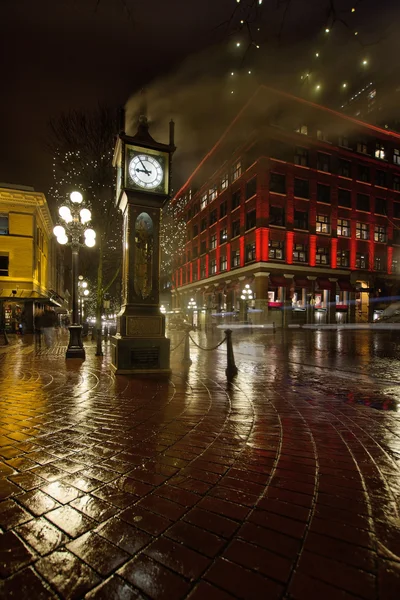 Reloj de vapor Gastown en una noche lluviosa vertical — Foto de Stock
