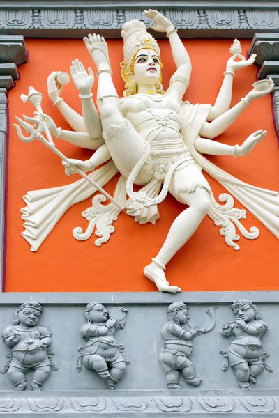 Hinduiska gudinnan med många armar håller vapen — Stockfoto