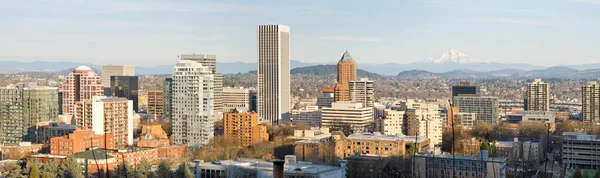 Portland oregon centrum miasta z mount hood — Zdjęcie stockowe