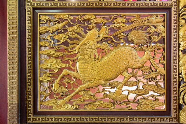 木材雕刻麒麟中国寺庙墙上 — 图库照片