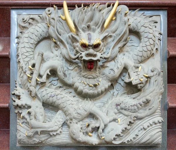 Sculpture chinoise dragon pierre — Photo