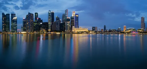 Singapur şehir manzarası panorama alacakaranlıkta — Stok fotoğraf