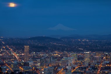 Dolunay portland cityscape üzerinde yükselen