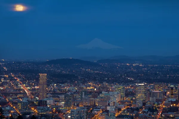 La pleine lune se lève au-dessus du paysage urbain de Portland — Photo