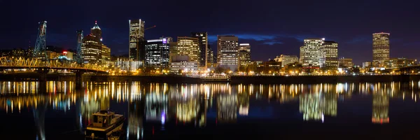 Portland Oregon Downtown Waterfront al anochecer —  Fotos de Stock
