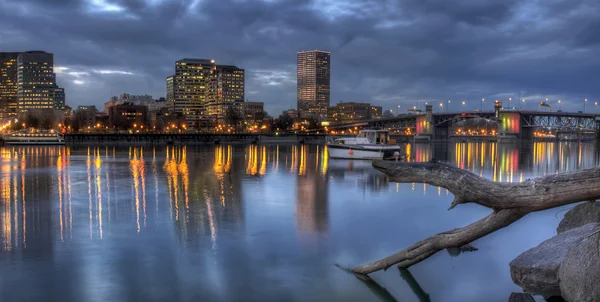 Portland oregon waterkant skyline met morrison bridge — Stockfoto