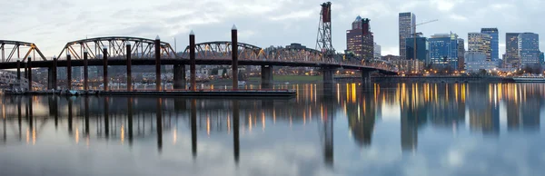 ホーソーン夕暮れウィラメット川に架かる橋します。 — ストック写真