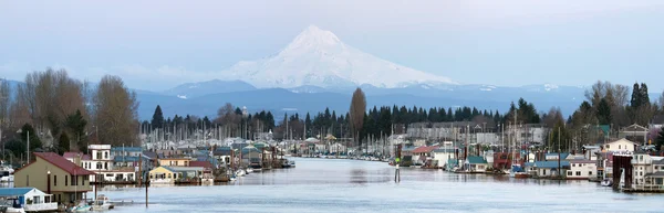 Boat Houses Along Columbia River and Mount Hood — Stock Photo, Image