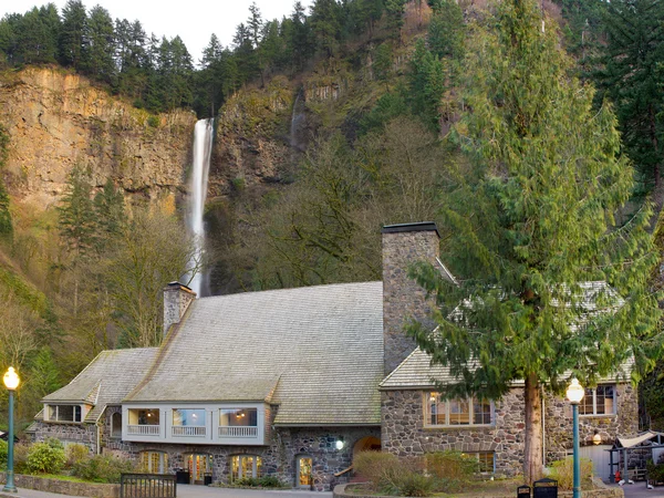 Historické multnomah falls lodge — Stock fotografie