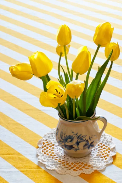 Tulipanes en florero — Foto de Stock