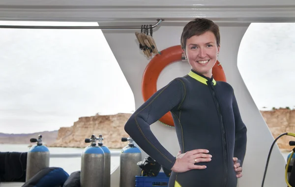 Mergulhador bonito usa terno de mergulho no barco — Fotografia de Stock