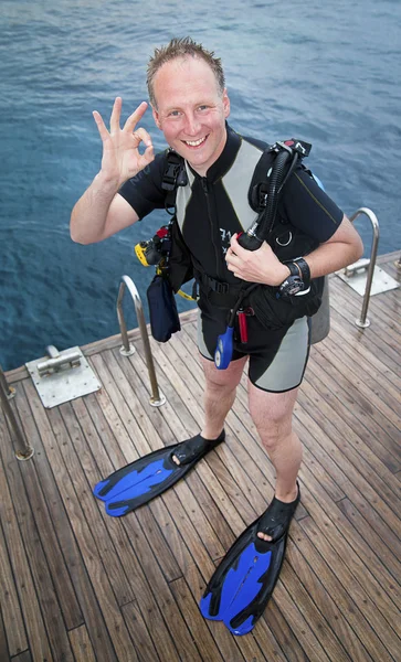 Mergulhador mostrando sinal ok — Fotografia de Stock