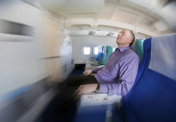 Бизнесмен отдыхает на самолете — стоковое фото
