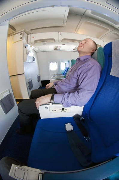 Бизнесмен отдыхает на самолете — стоковое фото