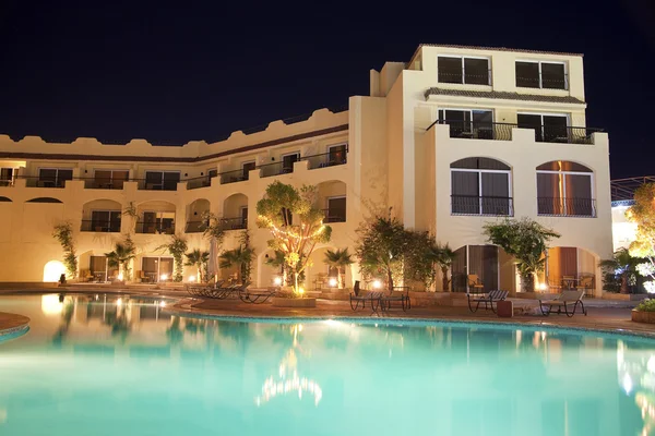 Розкішний готель басейн вночі — стокове фото