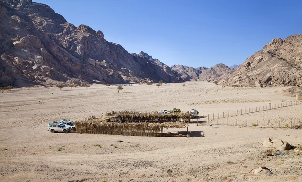 Insediamento beduino tra le montagne — Foto Stock