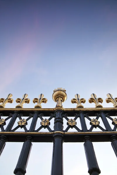 Букінгемський палац паркан — стокове фото