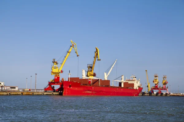 Frachtschiff legt im Hafen an — Stockfoto