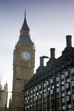 Big ben ve İngiliz bayrağı