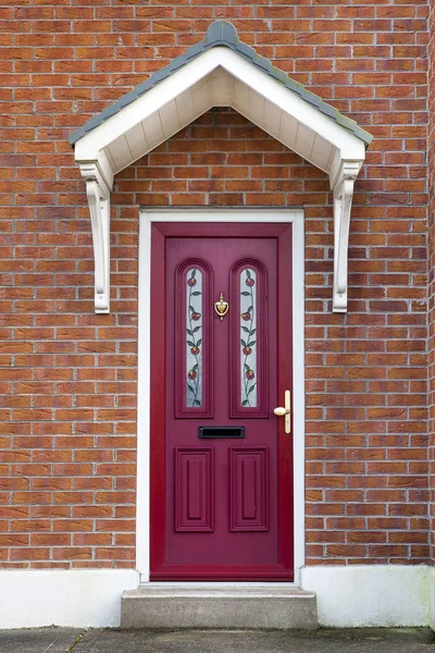 İngiliz veya İrlandalı evine kırmızı kapı — Stok fotoğraf