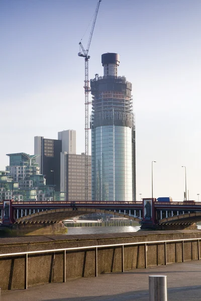Modern byggnad i london under konstruktion — Stockfoto