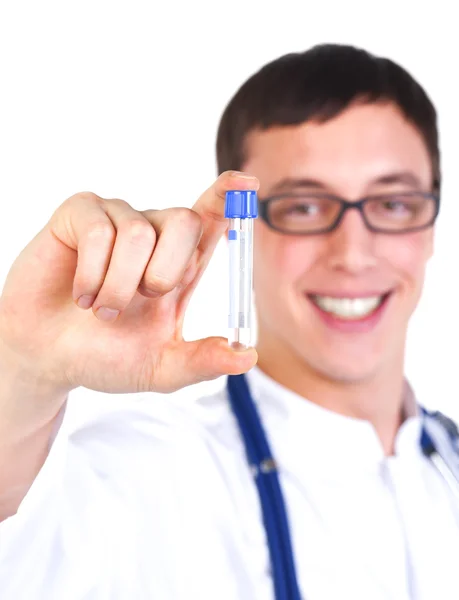 Medico sorridente che mostra una provetta — Foto Stock