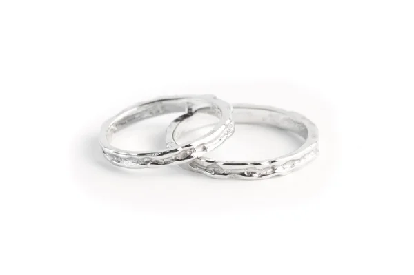 Due anelli d'oro bianco impilati insieme — Foto Stock