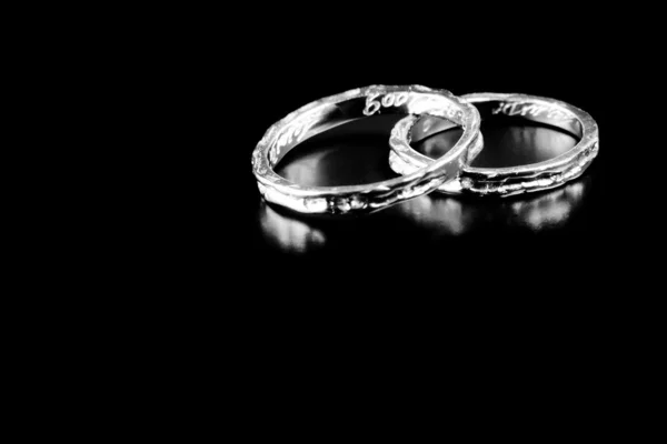 Dos anillos de oro blanco apilados juntos en una esquina —  Fotos de Stock