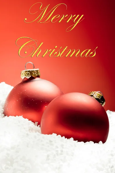 雪のクリスマス装飾の赤のボール — ストック写真