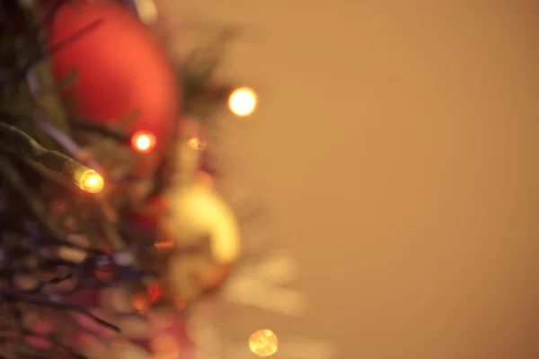 Luci di Natale su un albero fuori fuoco — Foto Stock