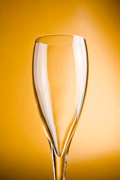 Ποτήρι σαμπάνιας σε χρυσό φόντο — Φωτογραφία Αρχείου