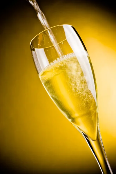 Slutet av fylla ett champagneglas — Stockfoto