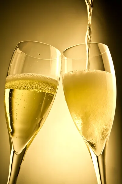 Einde van een paar van champagne glas vullen — Stockfoto
