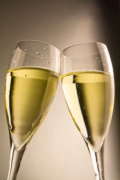 Kin kin met champagne glas — Stockfoto