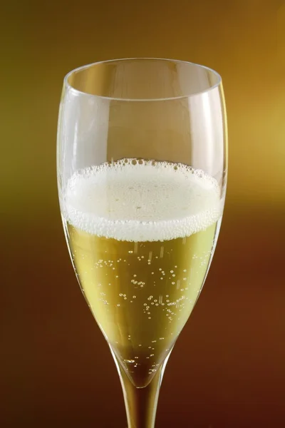 金色背景上的香槟杯 — 图库照片