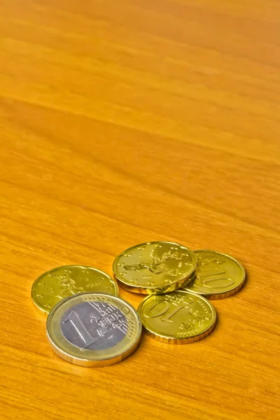 Euro sikke üzerinde ahşap masa — Stok fotoğraf