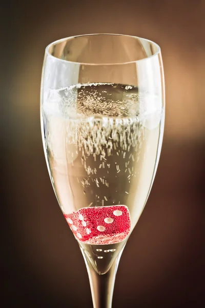 Красные кости в бокале для шампанского — стоковое фото