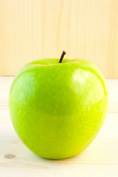 Медицинская помощь с зеленым яблоком — стоковое фото