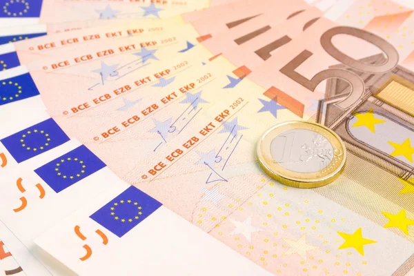 Euromunt op de 50-euro-bankbiljetten — Stockfoto