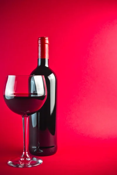 Pullo punaviiniä ja lasia — kuvapankkivalokuva