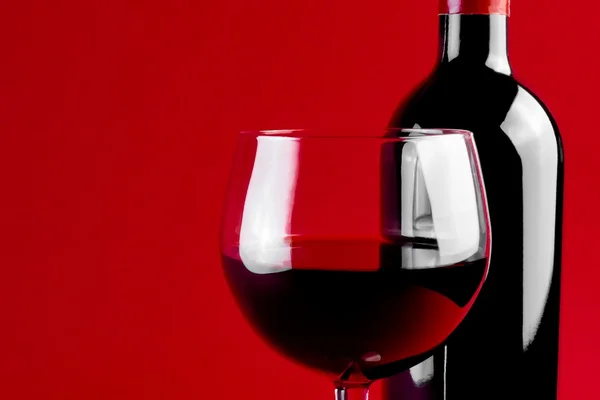 赤ワイングラスとボトル — ストック写真