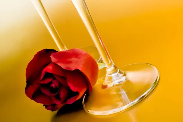 ワイングラスの近くに配置された赤いバラ — ストック写真