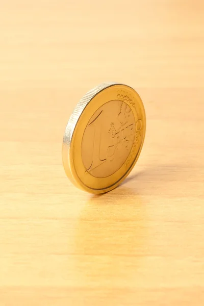 Moneda en euros sobre madera — Foto de Stock