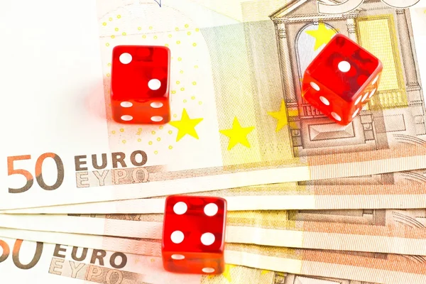 Drie rode dobbelstenen op de 50-euro-bankbiljetten — Stockfoto