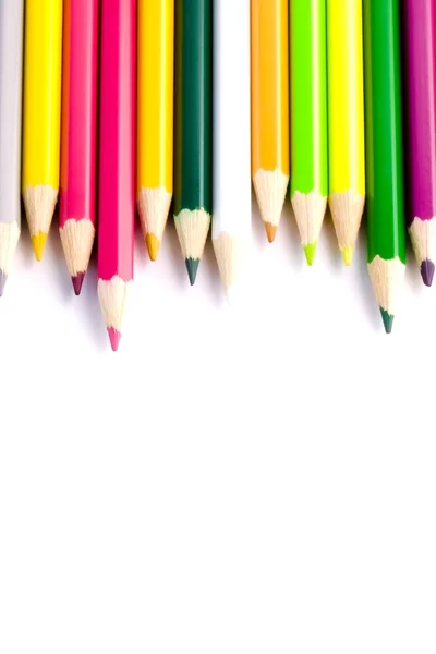 Kolorowe ołówki na białym tle zbliżenie — Zdjęcie stockowe