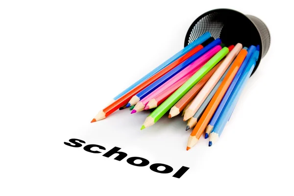 白い背景の上の単語の学校の近くの色鉛筆のスタック — ストック写真